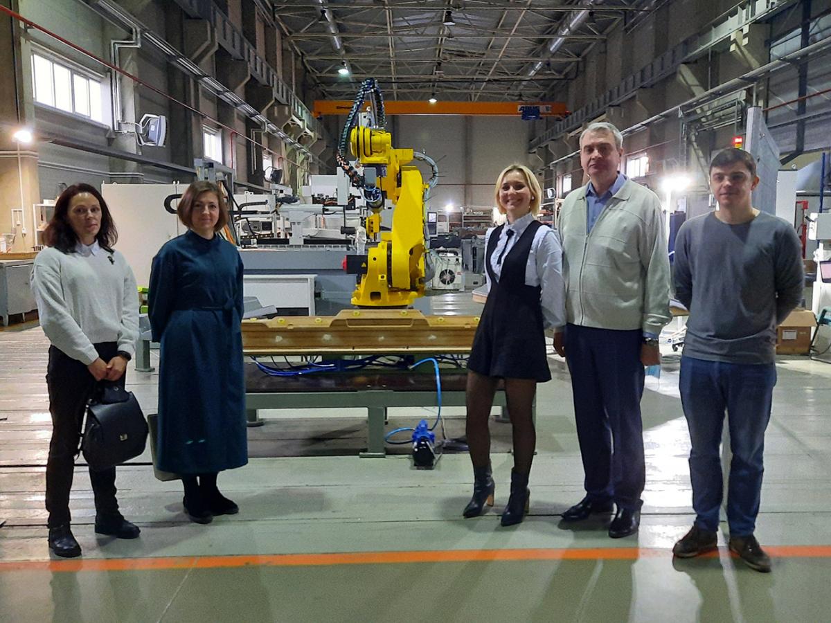 Слева направо: старший преподаватель Ю. И. Касач и заведующая кафедрой &laquo;Технологическое оборудование&raquo; О. К. Яцкевич, директор Exider В. Н. Костюченко, декан МСФ А. И. Сафонов, заместитель директора по продажам Exider А. М. Овчинников